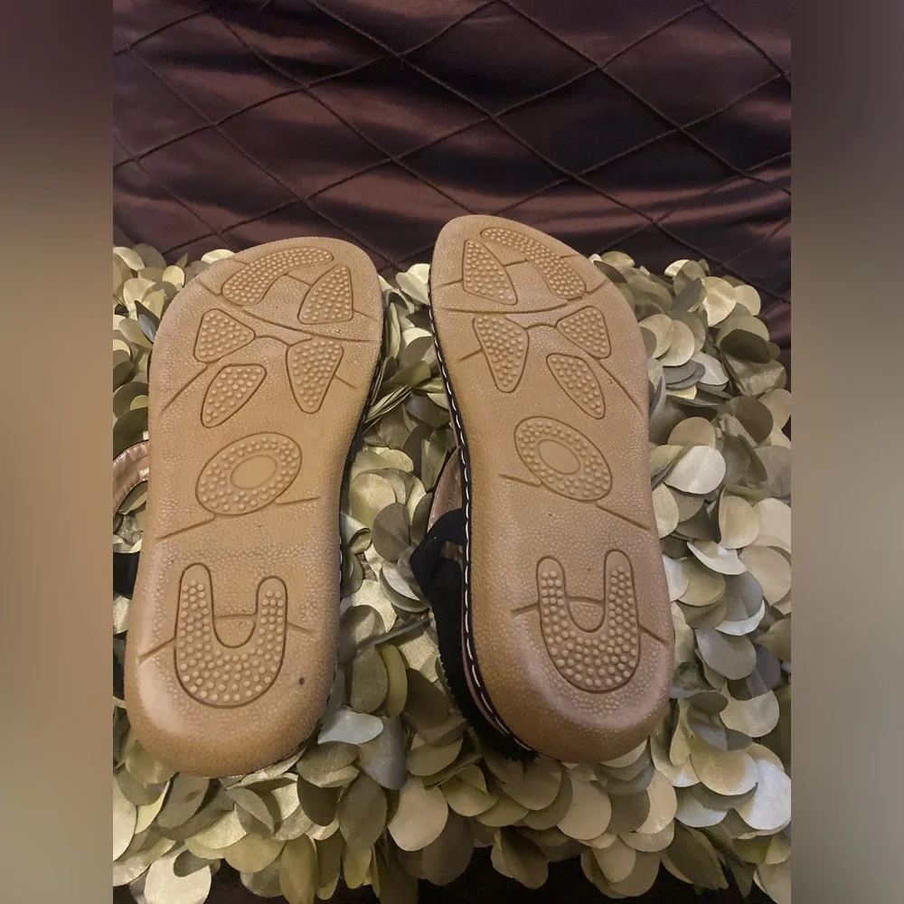 Socosands Women's Black Elastic Strap Comfort Sole T-Back Sandals Size 7 - Picture 2 of 2